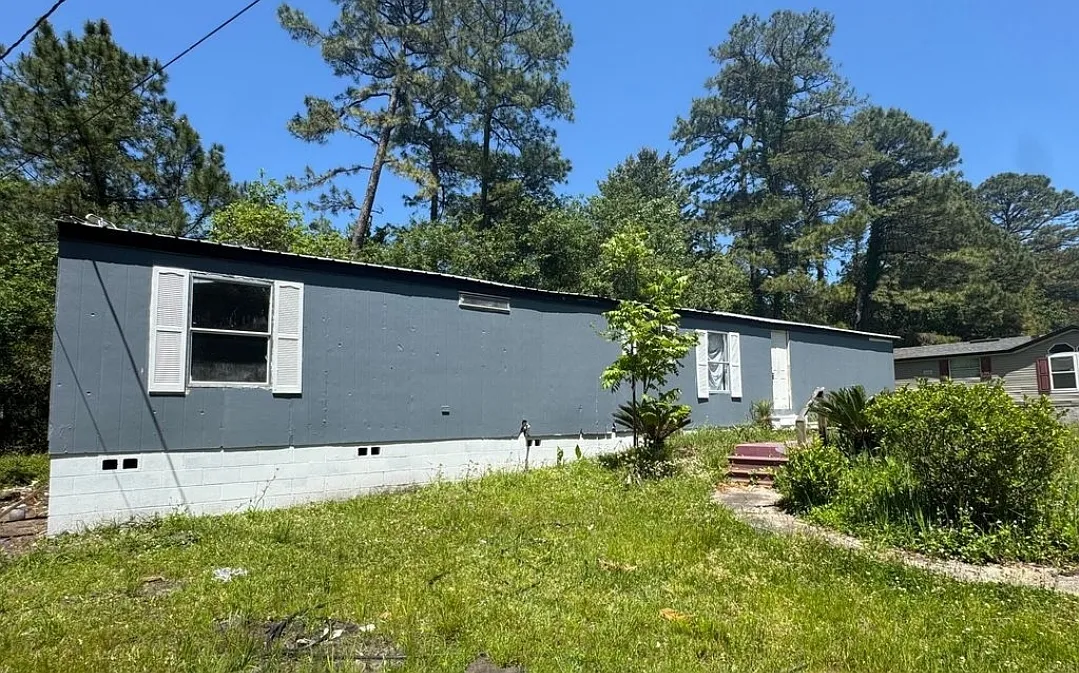 3 bed, 924 sqft, $1,300 — Photo 1