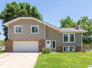 7902 Cottonwood Ave, La Vista, NE 68128