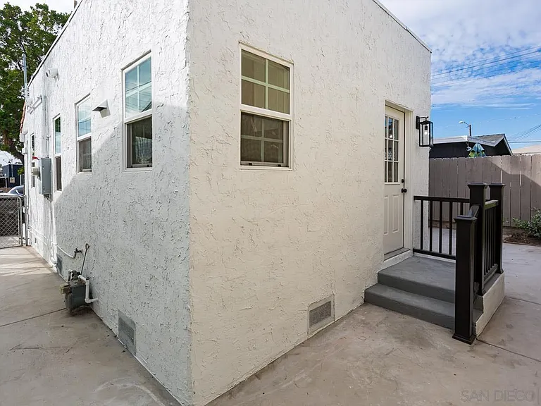 Hoover Ave — Photo 15