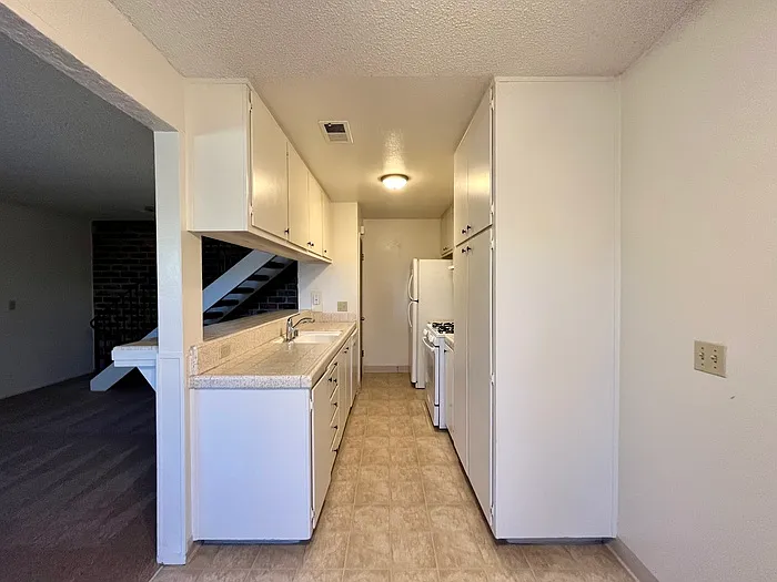 2 bed, 1.0 bath, 840 sqft, $1,570 — Photo 4