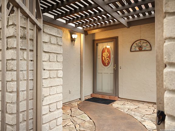 4th image of 10807 MEADOW PT