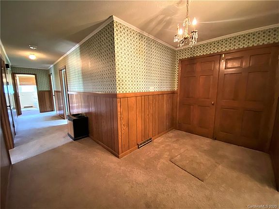 3rd image of 633 Park Cir