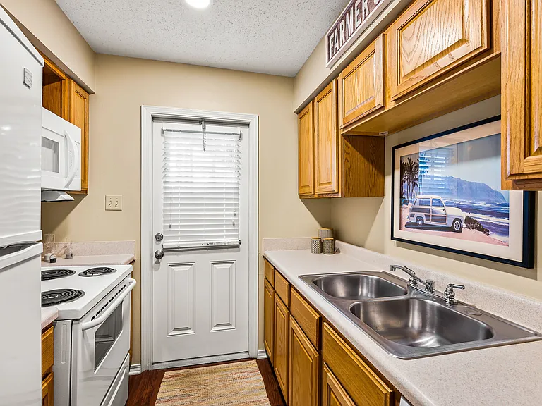 Colonial Plaza Apartments — Photo 11