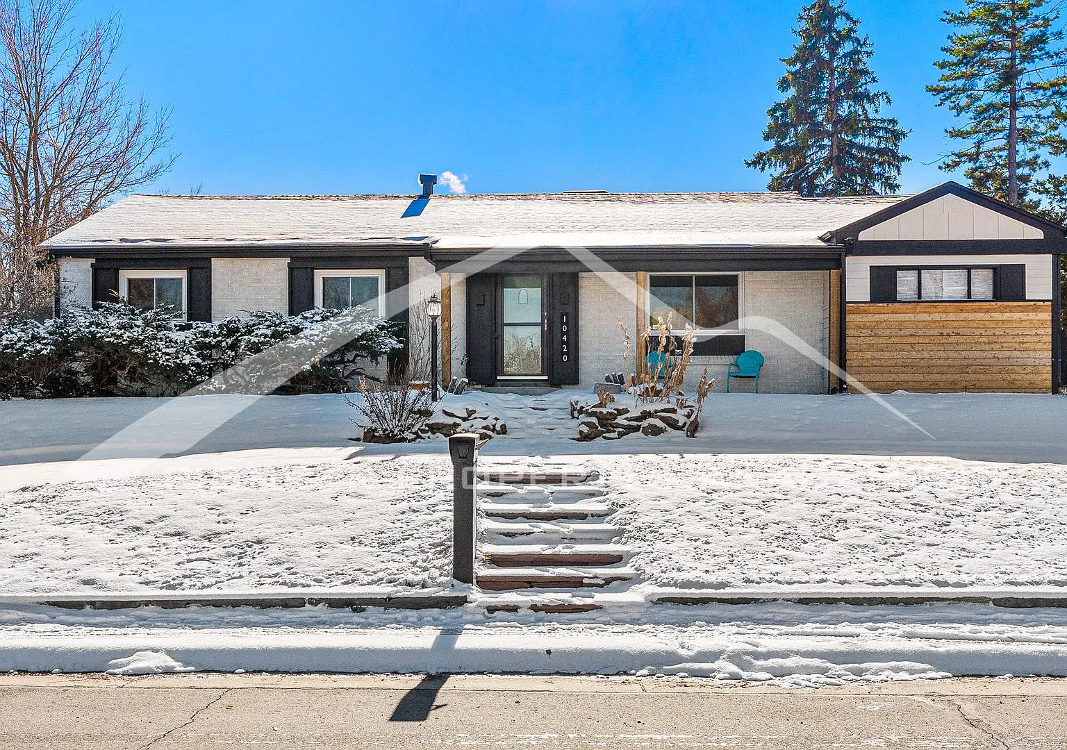 Beautiful Home with Fenced Back Yard! — Photo 3