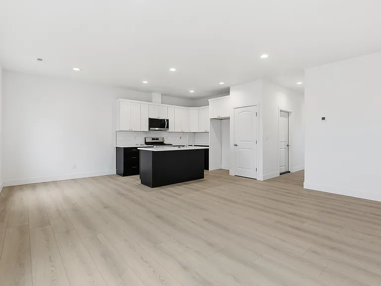 639 N Creative Way — Photo 2