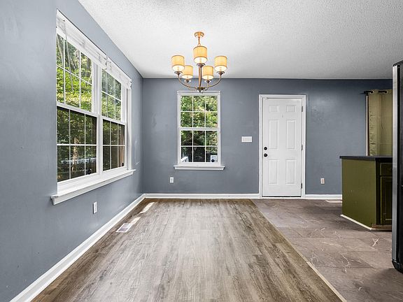 4th image of 4223 Woodridge Dr