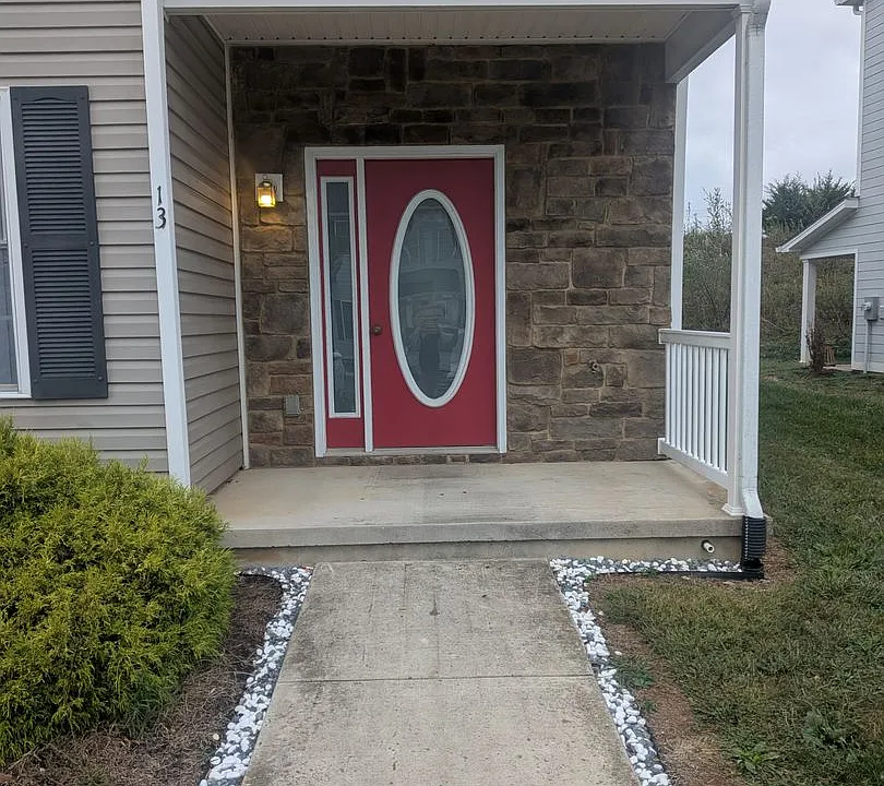 13 Bristol Ln