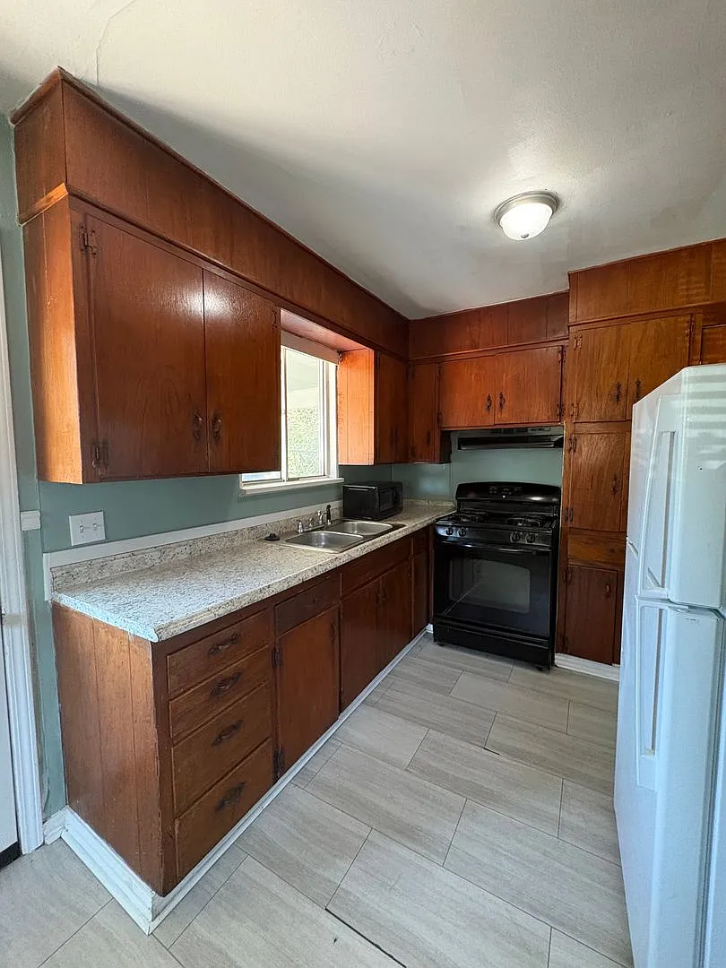 Great 3 bedroom/1 bath home includes gas range and refrigerator! — Photo 4