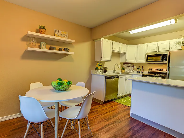 Commons at Hawthorn Village Apartments — Photo 13