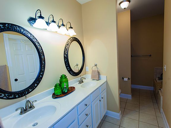 4th image of 301 Amy Christopher Way