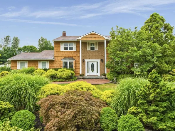 15 Talon Way, Dix Hills, NY 11746