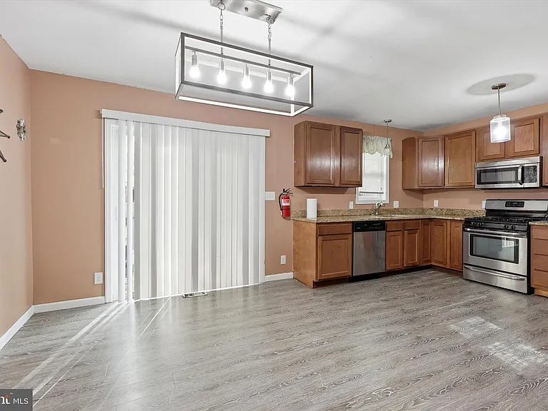 334 N Oakland Ave — Photo 6