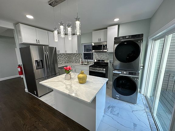 Kitchen with Washer/Dryer
