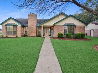 51 Blue Bell Ct, Lake Jackson, TX 77566