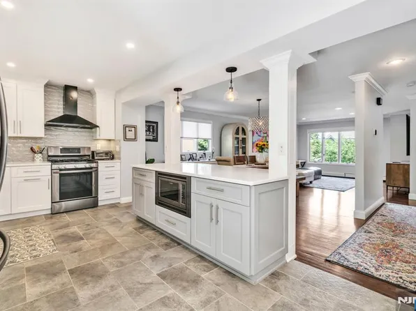 296 Undercliff Ave #C, Edgewater, NJ 07020