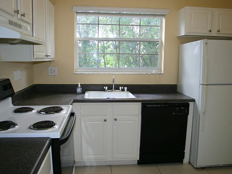 2301 NW 96th Ter #16H — Photo 4
