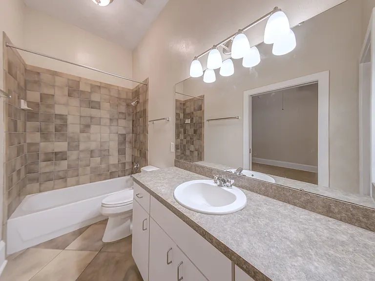 926 SW 2nd Ave — Photo 4