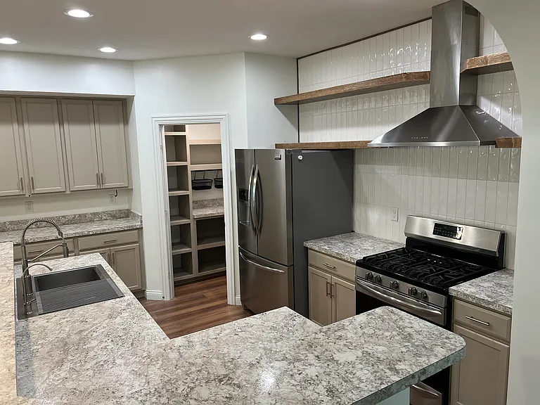 800 Heyl Ave — Photo 9