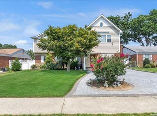 788 Willow Rd, Franklin Square, NY 11010