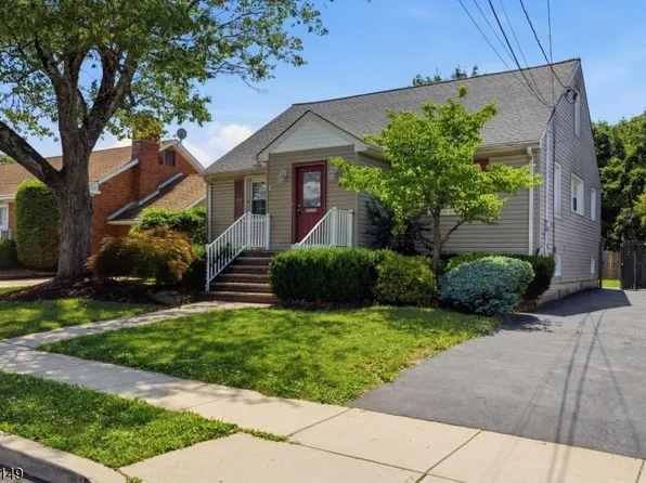 2 Oakwood Pl, North Brunswick Twp., NJ 08902