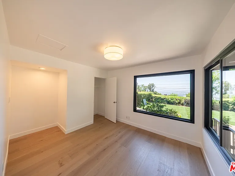 13302 Mulholland Dr — Photo 28