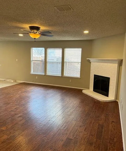 1579 Crown View Dr — Photo 3