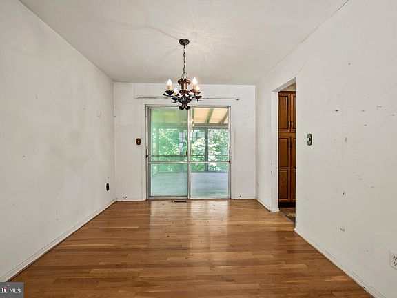 5th image of 1010 Rosemere Ave