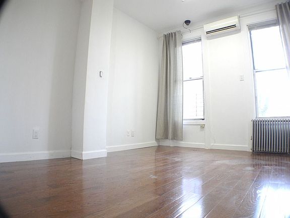 3rd image of 12-07 Jackson Ave #1R