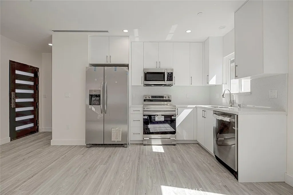 2 bed, 1.5 bath, 800 sqft, $3,150 — Photo 1