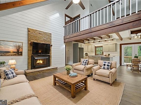 3rd image of 509 E Valley Rd NE