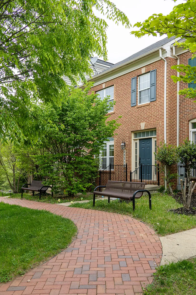 Front court - 23312 Brewers Tavern Way