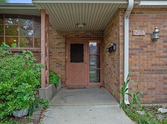 2nd image of 2403 Skokie Dr