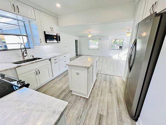 3rd image of 905 NE 111th St #0
