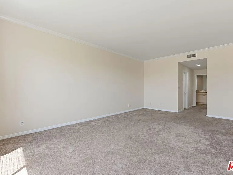 1315 Roxbury Dr #201 — Photo 16