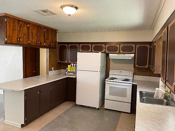 2nd image of 2201 Cessford St