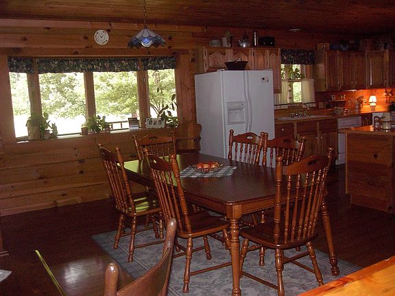 Eat-in Kitchen (27'x18')