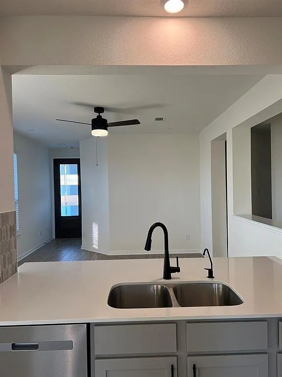 3 bed, 2.0 bath, 1234 sqft, $2,000 — Photo 3