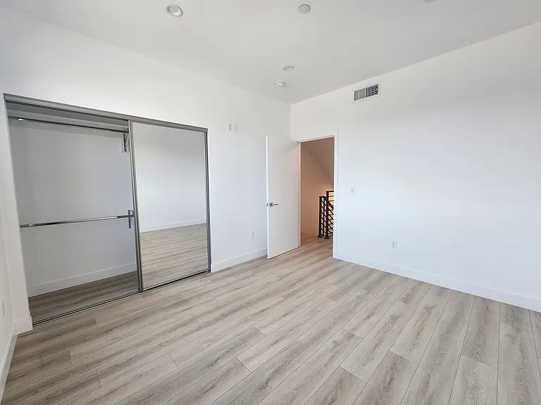 6061 Fulton Ave #4 — Photo 13