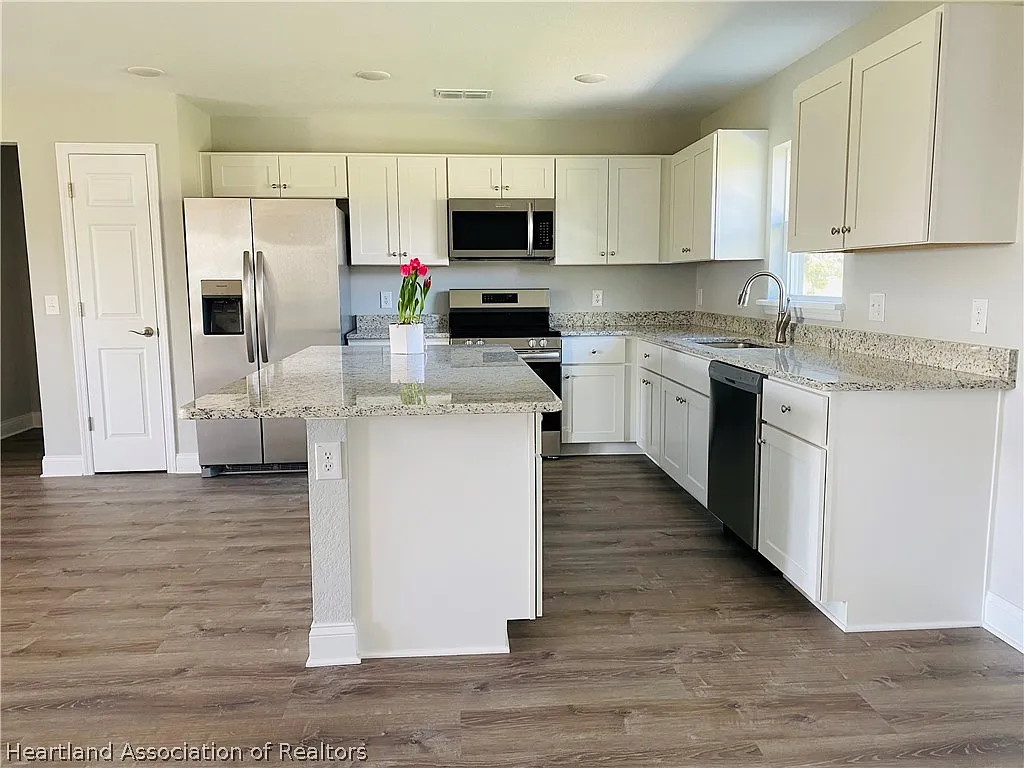 3 bed, 2.0 bath, 1492 sqft, $2,060 — Photo 3