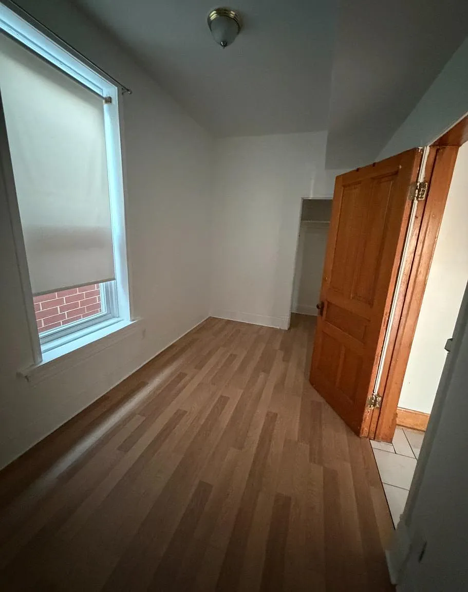 3 bed, 1200 sqft, $2,000 — Photo 2