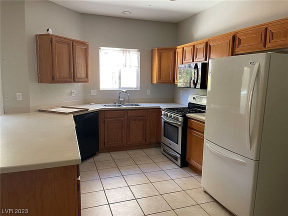 3rd image of 1035 Charlene Ct