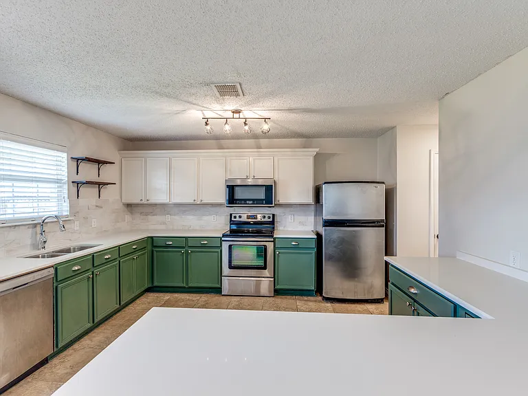 2112 Royal Acres Trl — Photo 8