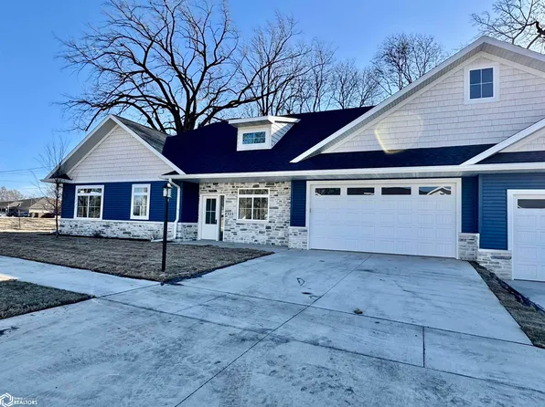 321 27th Ave S, Clear Lake, IA 50428