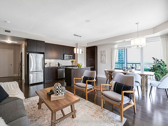 3rd image of 70 Roehampton Ave #1621