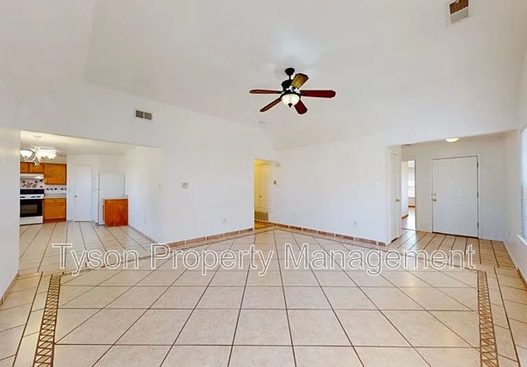 419 Sawtooth St SE — Photo 2
