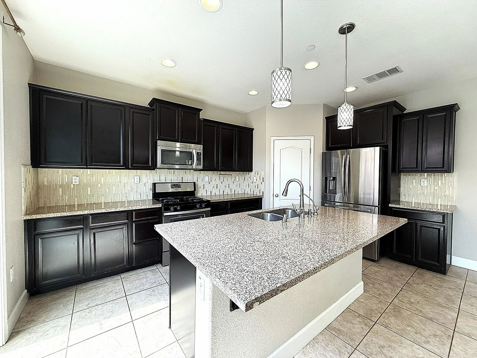 4 bed, 2656 sqft, $5,200 — Photo 4