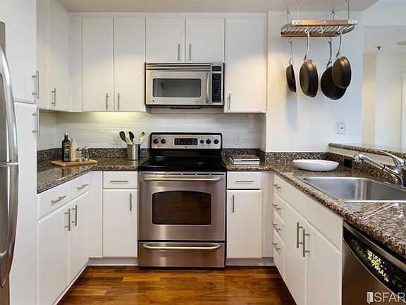3rd image of 250 King St Unit 914