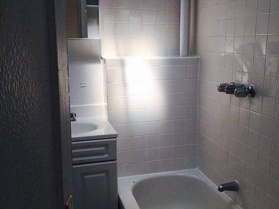 3rd image of 25424 Northern Blvd #2FL