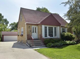 11 N Pine St, Mount Prospect, IL 60056