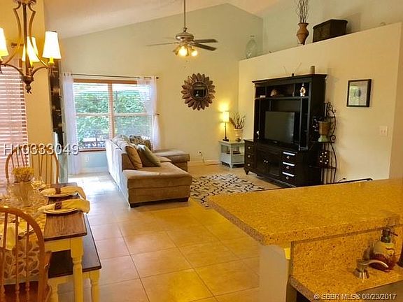 4th image of 2621 Lake Park Cir W